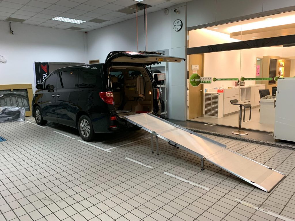 雙折式斜坡板在車外或樓梯下的架設流程_4
