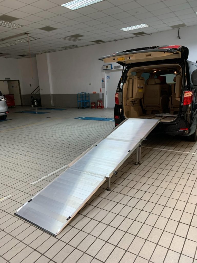 雙折式斜坡板在車上或樓梯上方的架設流程_4