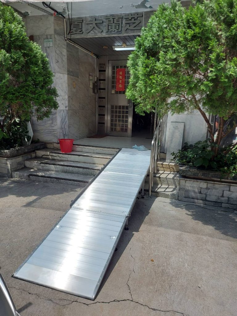 雙折式斜坡板