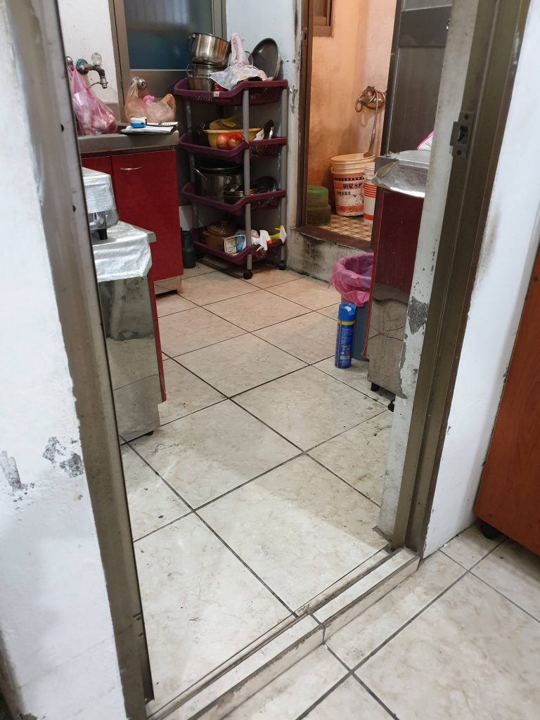 洗澡椅進浴室前的關卡