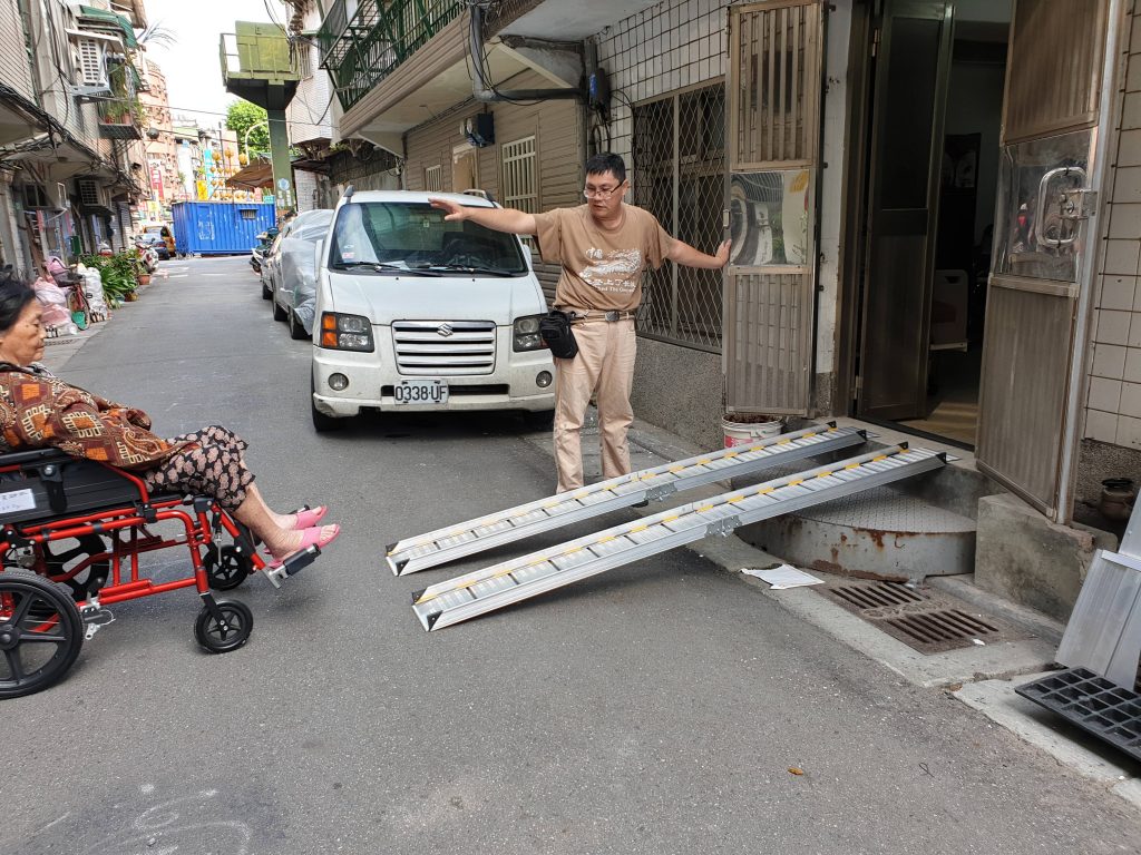 折疊軌道式斜坡板