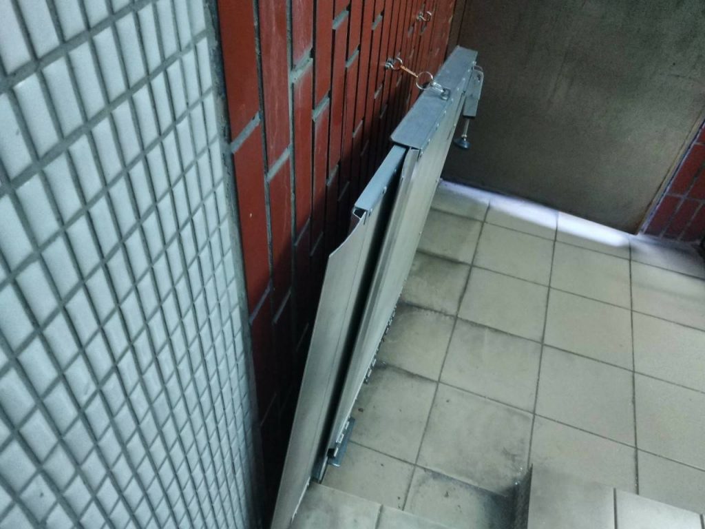壁掛折疊式斜坡板收納