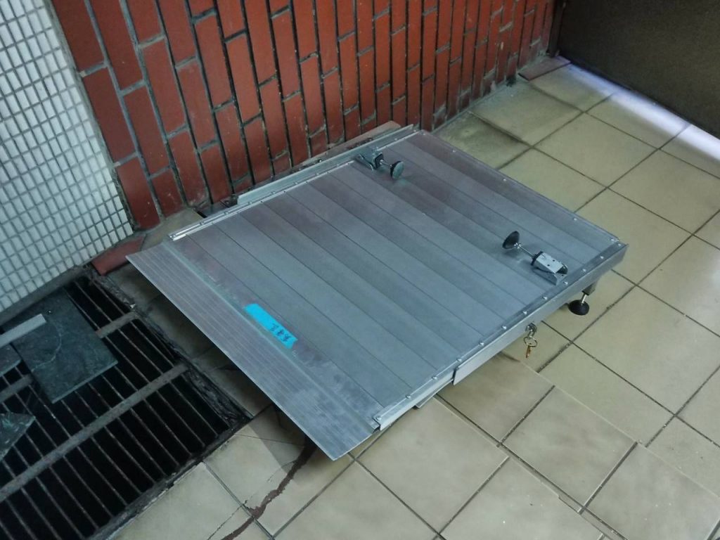 壁掛折疊式斜坡板架設過程