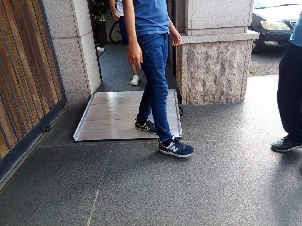 單片式斜坡板