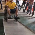 台灣女性推輪椅上下樓梯示範