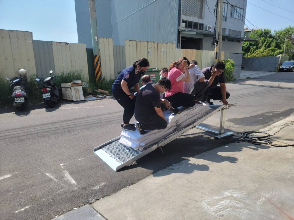 固定式車用斜坡板可用快拆座固定可隨時拆卸