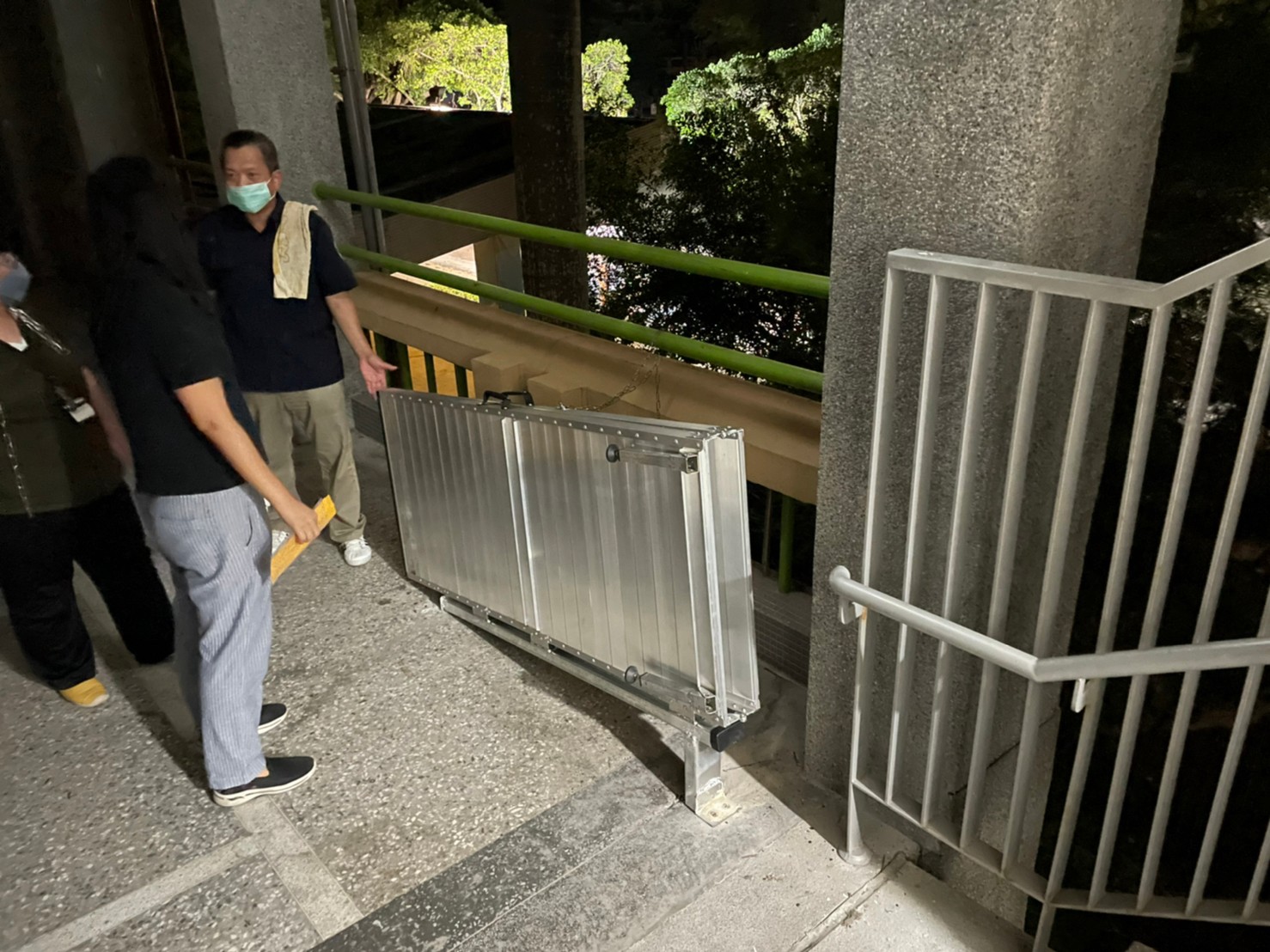 女性可輕鬆操作壁掛式斜坡板