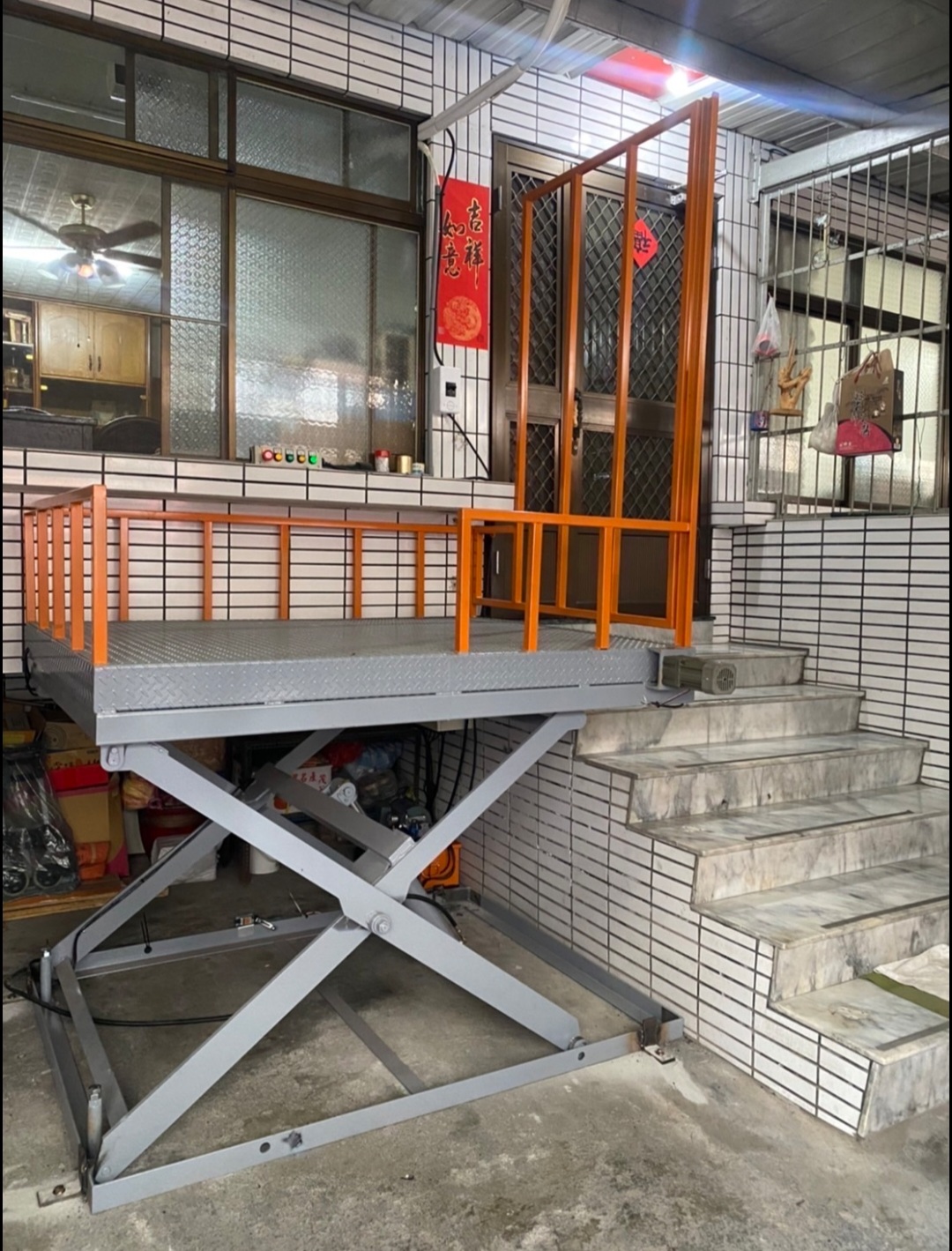 升降平台伸出的電動舌板