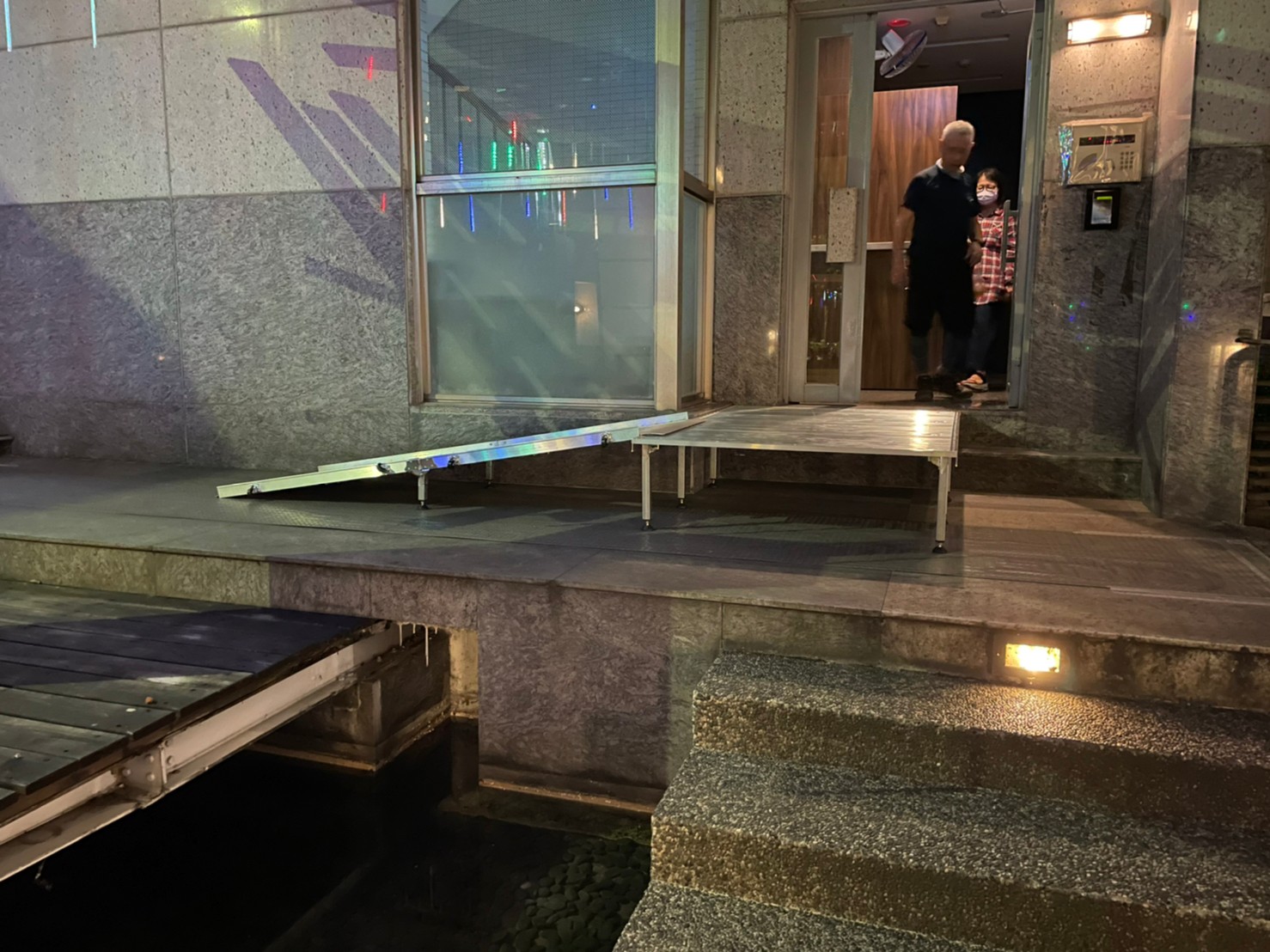 前後折疊式斜坡板搭配鋁合金平台轉彎