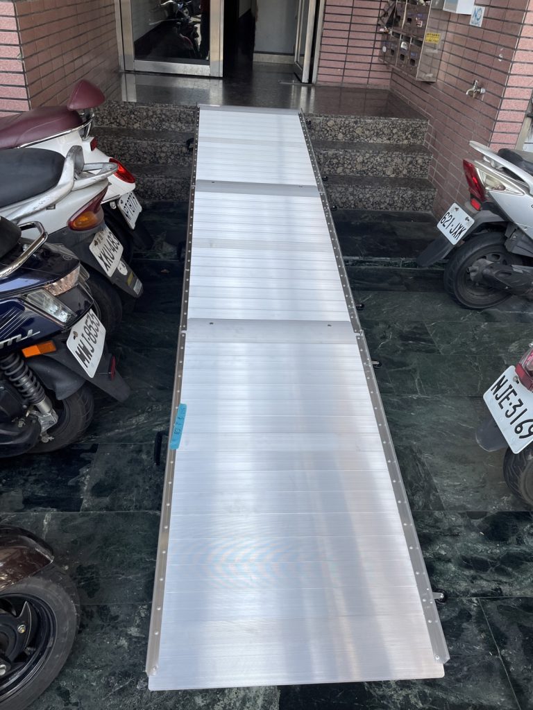 電梯大樓訂做組合式斜坡板 | 斜坡板專家 服務全台 SGS承重認證 國泰千萬產品責任險 保固三年