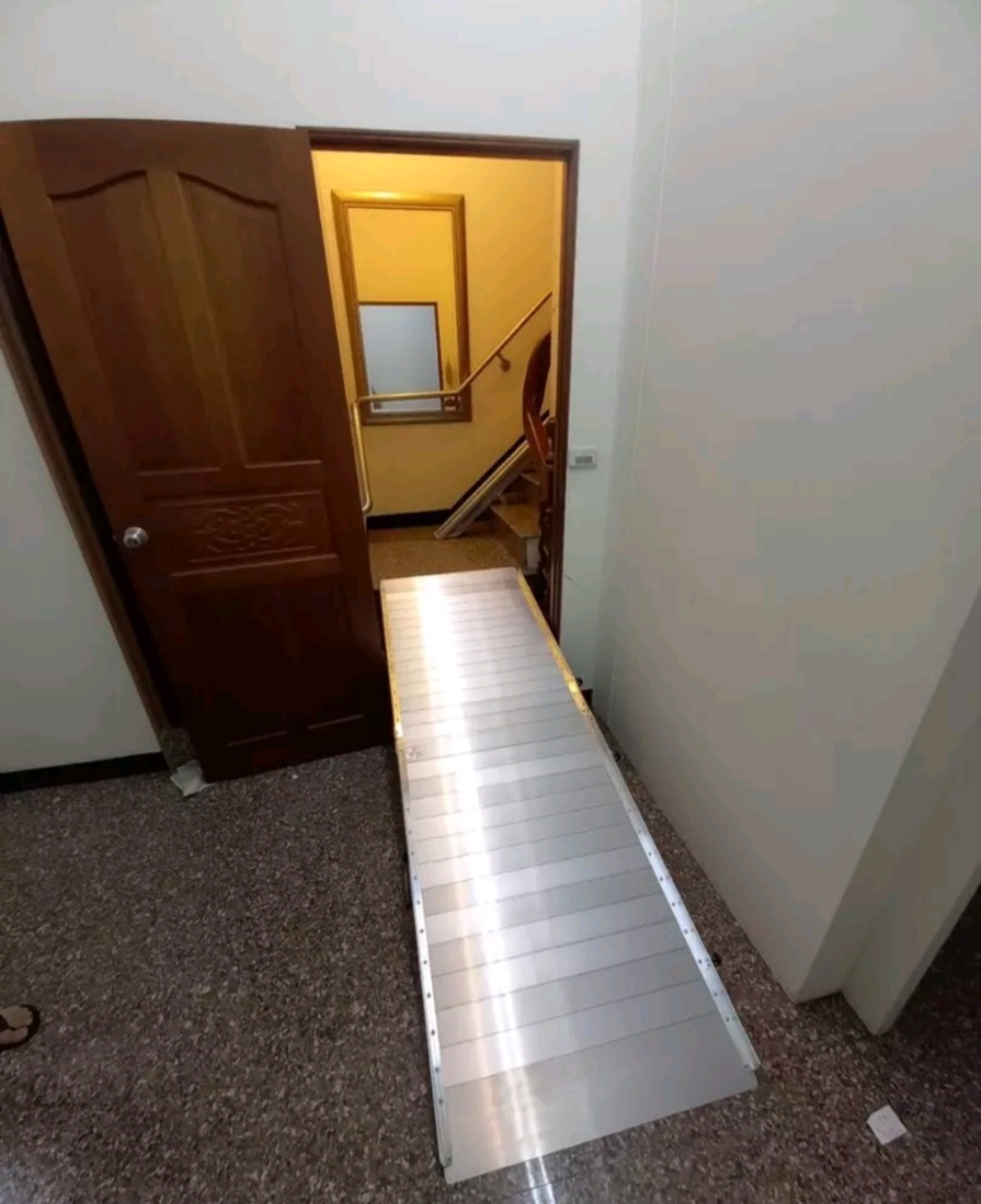 樓梯升降椅前的最後一哩路常要靠無障礙斜坡板輔助