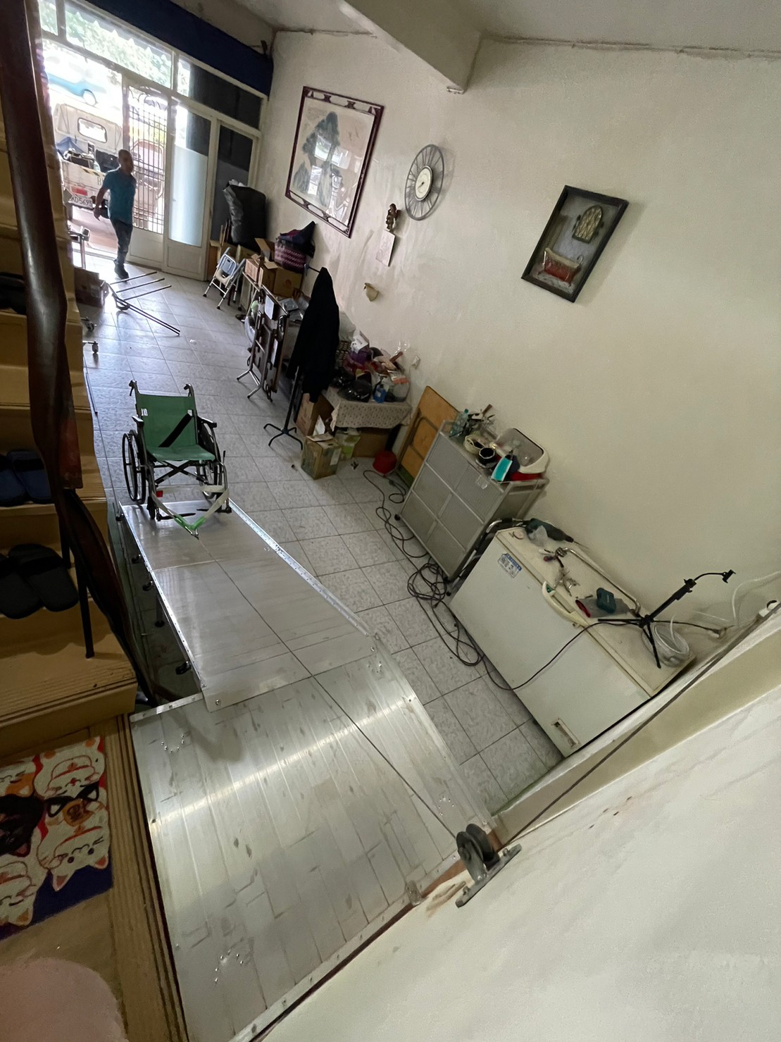 捲揚機使用遙控器開關,活動式斜坡板和轉彎平台均為輕量化鋁合金材質