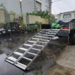 新款上架 三折式機車登車板 , 左側行人右側上下機車 , 鋁合金材質 , 板長198.230.255公分 , 面寬76和90公分 , 一般機車越野車適用76公分 , 重機適用90公分 , 單一側承重300公斤 , SGS送驗中 , 附兩組拉緊器和繩